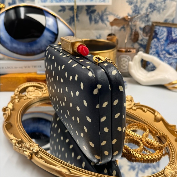 🆕 LULU GUINNESS 🧿 NWOT Carrie Box Clutch with Lipstick Fastening, Lips Print - Picture 13 of 15